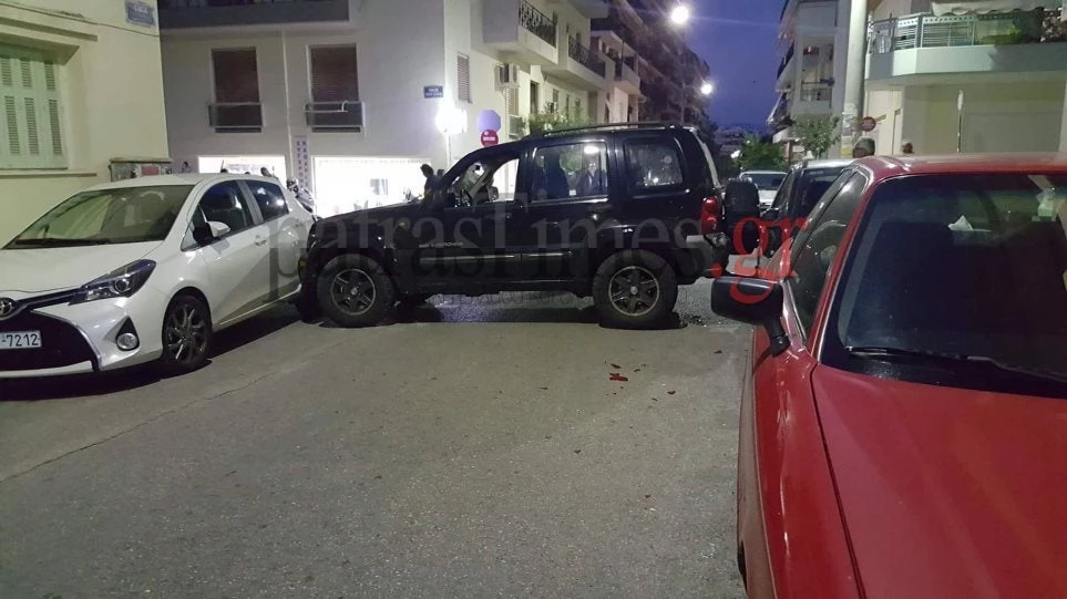 «Τρελή» πορεία τζιπ στην Πάτρα – Έπεσε πάνω σε πέντε αυτοκίνητα (εικόνες)